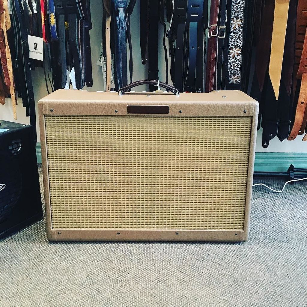 12fretguitar's tweet photo. just in! Victoria Victorilux $1650 with amp cover! #12fret #twelfthfret #victoriaamps https://t.co/VnQJ4epMSw https://t.co/Yo7KPa6taR