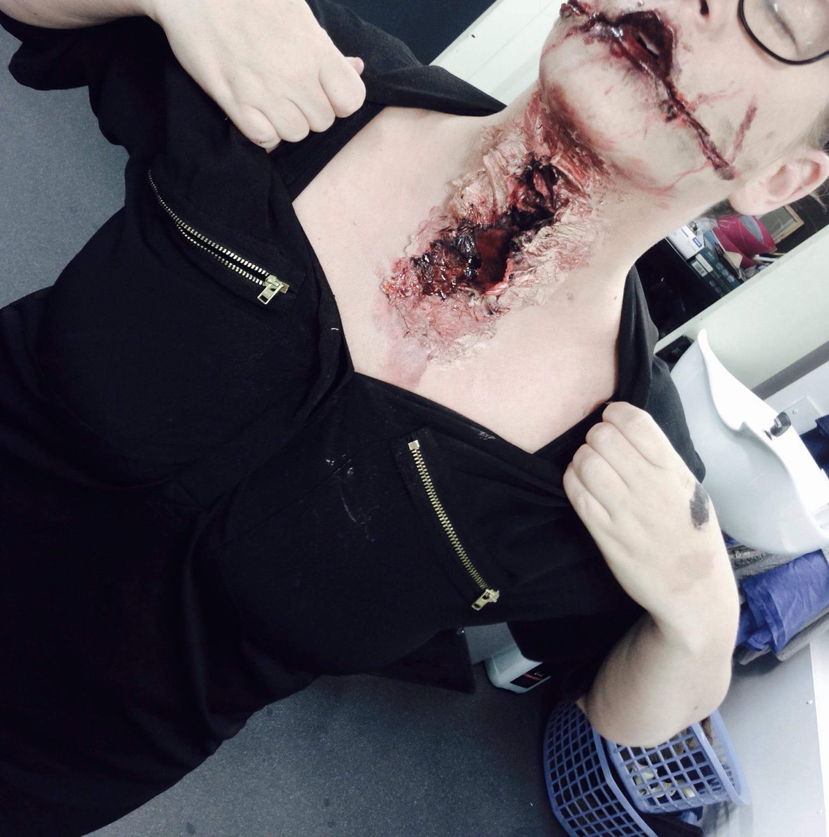 roxyrox1984's tweet photo. @medianakeup #gore #preston #blood # theatermakeup #throat #grimas ##sore # #scarylook#horrorlook #merhonmakeup https://t.co/6LF3gREjBE