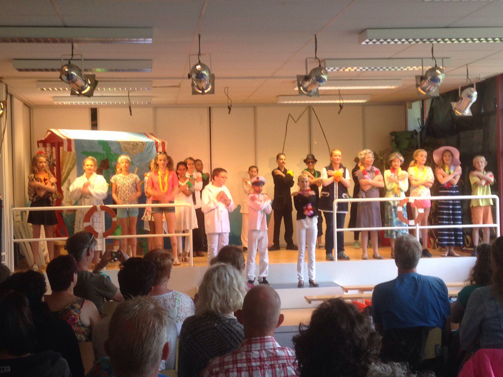 Ja, het is zover! Groep 8 treedt op voor de eigen ouders. Musical Bon Bonni Beach.