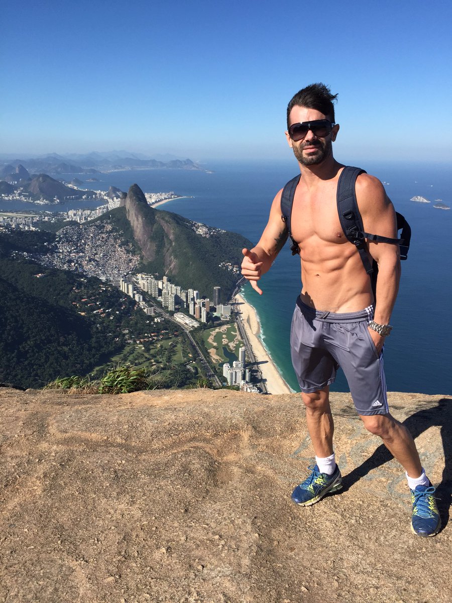 eulaurakeller's tweet photo. Chegamos no topo!!!! Olha essa vista.... 🙀🙀🙀 Vale o esforço.... #kamikaze #energiamagica #vamosdominaromundo https://t.co/nB995IY5mA