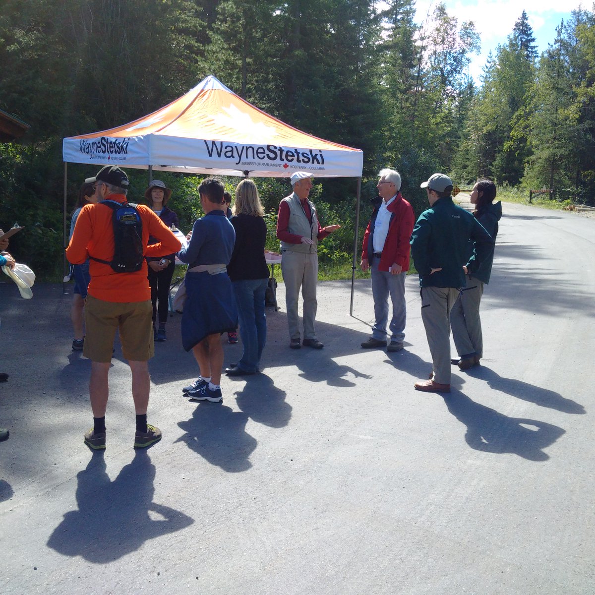 WayneStetski's tweet photo. Just about ready to #HikewithyourMP in #Revelstoke. Beautiful morning! #parks #cndpoli @ParksCanada @SYNetwork https://t.co/Vq6mpaGwZ3