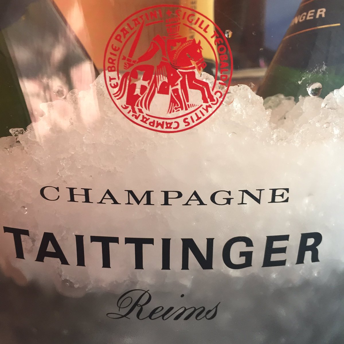Riffbarbara's tweet photo. Des bulles dans le ciel de Paris. #AfterworkChampagneOpera https://t.co/C0odTuB3Em