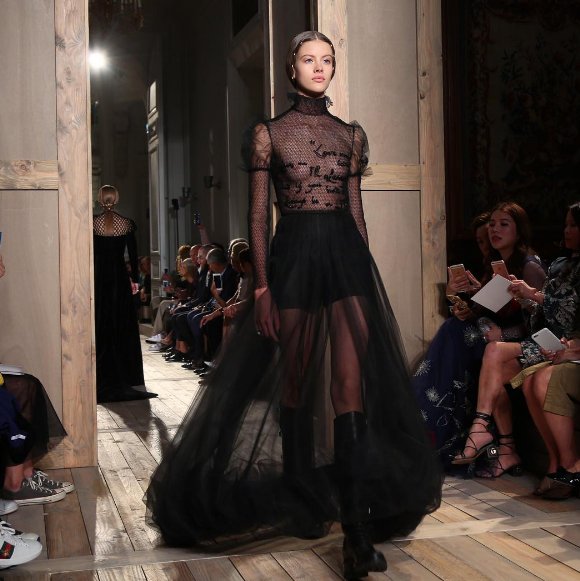 MaisonValentino's tweet photo. The beading details on this dress are the words; "if you love me I'm in your heart, if you hate me I'm in your mind" https://t.co/2URJMxWfWU