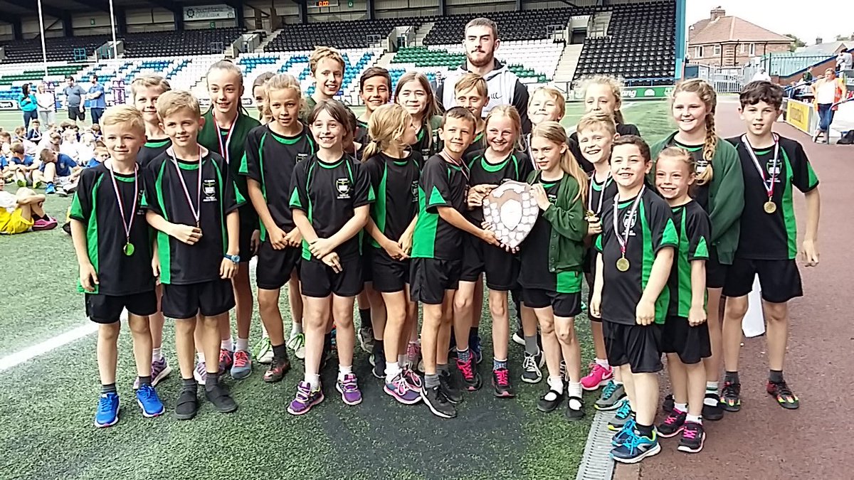 Halton_SG's tweet photo. Great determination @WPSSA Town Sports @SelectStadium well done 1st boys @FarnworthCEP &amp;girls/overall @stbedesjunior https://t.co/v2YCs393MD