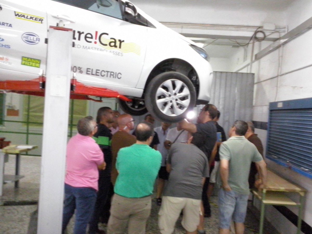 SafaVerano's tweet photo. Curso de vehiculo electrico Zoe #evsafa2016 @fundacionsafa https://t.co/nOak54sVil