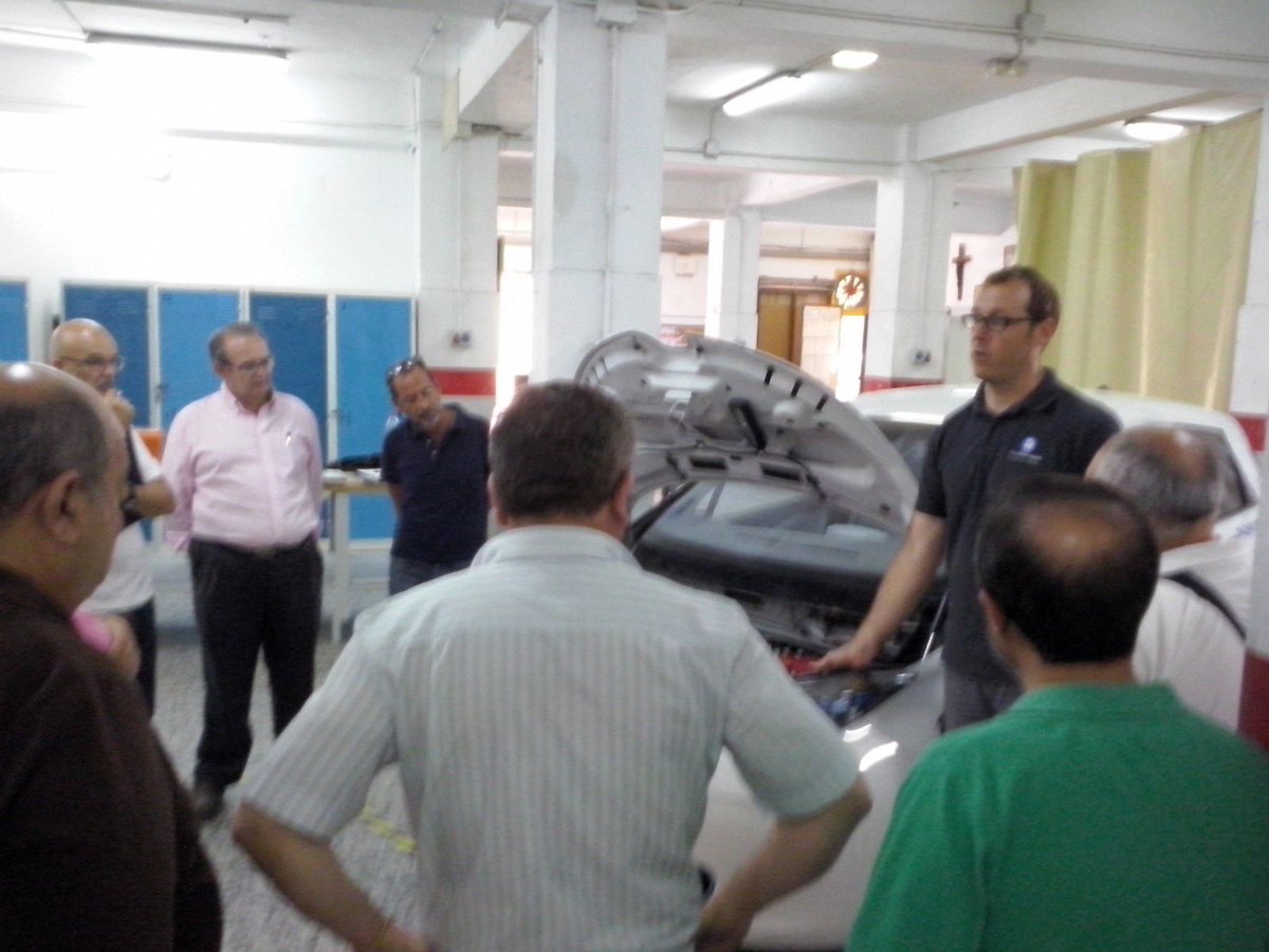 SafaVerano's tweet photo. Curso de vehiculo electrico Zoe #evsafa2016 @fundacionsafa https://t.co/nOak54sVil