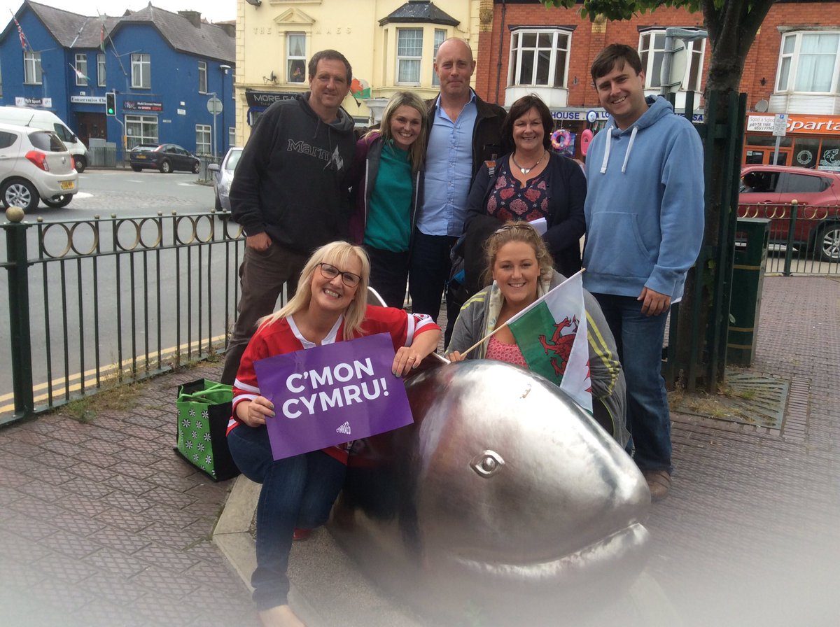 jojopinkscott's tweet photo. @elinang Barod????? C'Mon Cymru ! #dysgu  #Cymraeg  #EURO2016  @NantGwrtheyrn1 #Edrych #ymlaen ⚽️⚽️⚽️⚽️⚽️⚽️⚽️ https://t.co/6l1057ZwO3