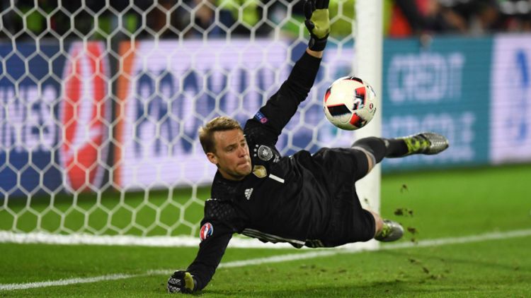 Bundesliga_EN's tweet image. .@BixeLizarazu rates @Manuel_Neuer as the world’s best goalkeeper.

Do you agree?
❤️ = YES
RT = NO (Tell us who)