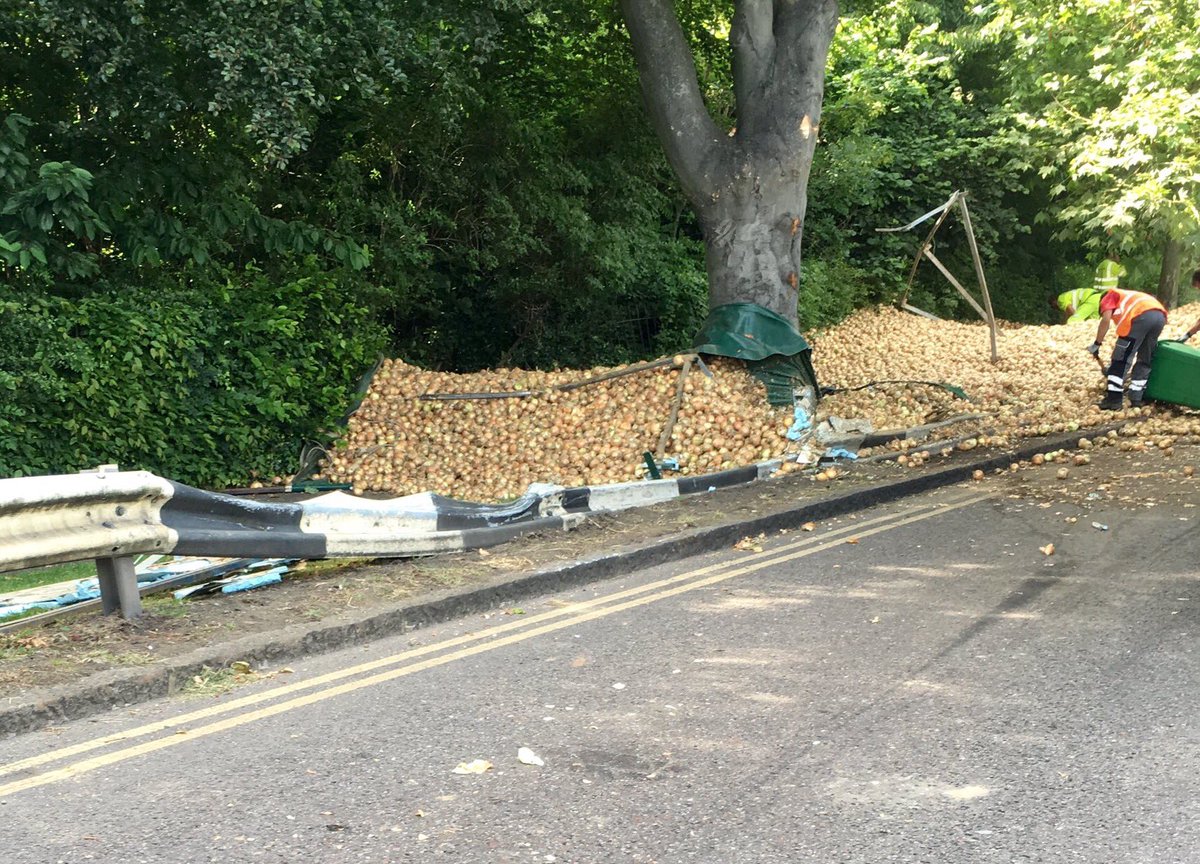 YourSouthend's tweet photo. Traffic: Long delays around Priory Park area of Southend after a lorry tipped over, spilling thousands of onions. https://t.co/aHson3ud1t