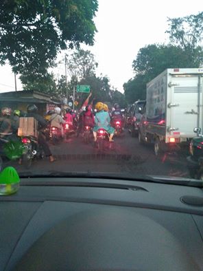 06.24 wib Arus lalin Balong Bendo arah Mojokerto terpantau padat,kepadatan karena peningkatan volume