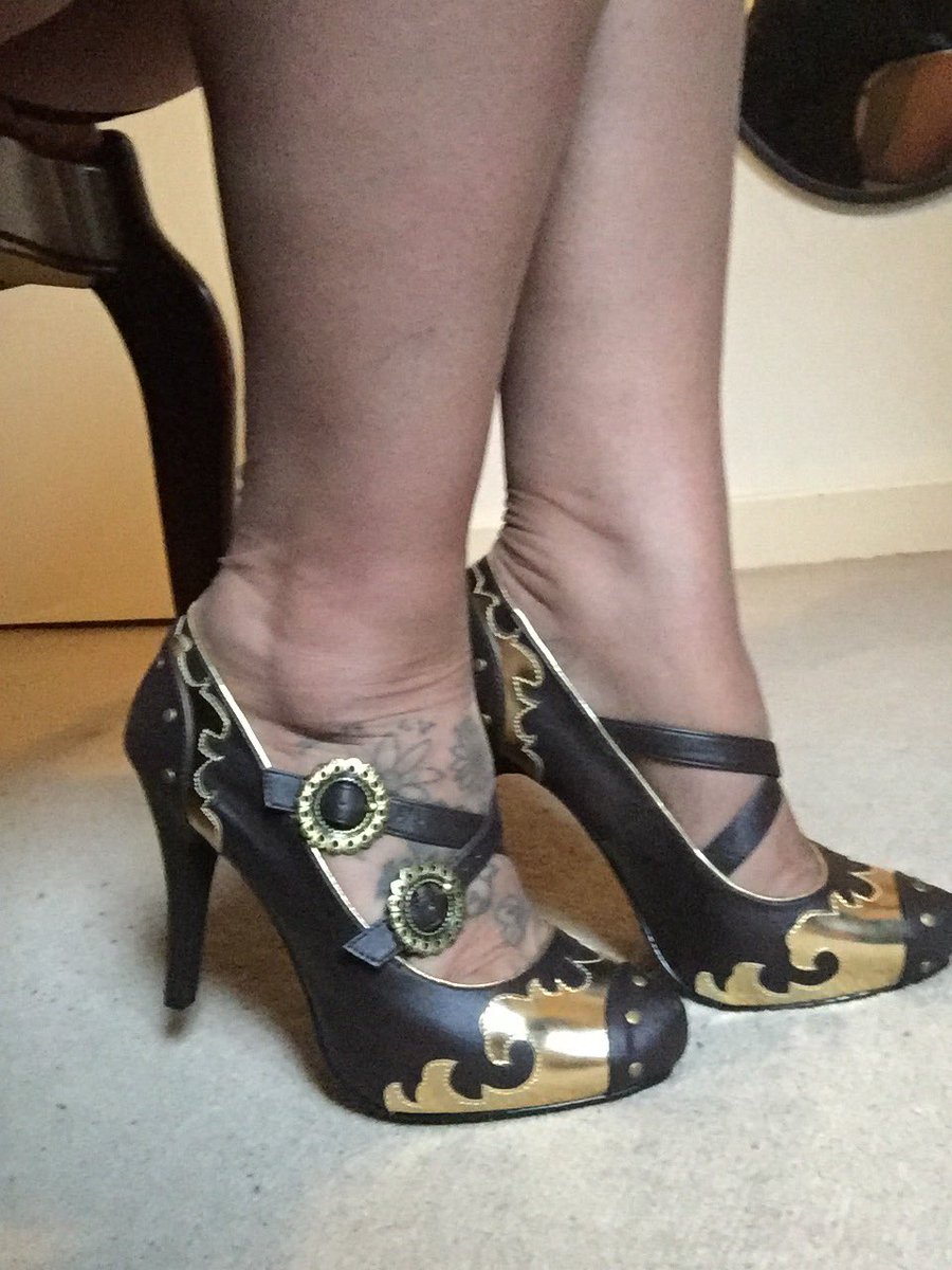 StockingedSec's tweet photo. These new heels are seriously showing off #fullyfashionedstocking wrinkles !! #coffee #steampunk #heelporn https://t.co/JgohWyQYbv