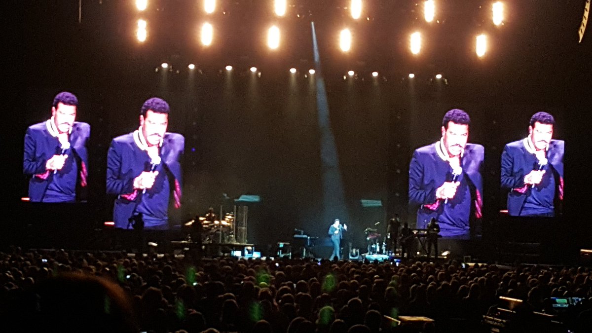 slhbird's tweet photo. Date night with @LionelRichie @O2 #outout https://t.co/sJ8bwAdtCm