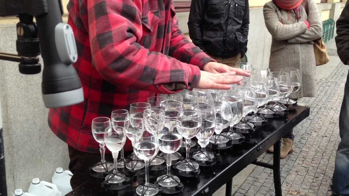 seextrame's tweet photo. Street artist playing Hallelujah with crystal glasses https://t.co/XeZZiTIvQc #AmazingVideo #FUNNY #WT20 #funny https://t.co/uFBMfXrqlz