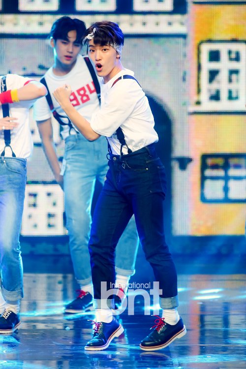 goseventeen's tweet photo. [HQ] 160706 #SEVENTEEN #DINO @ MBC SHOW CHAMPION https://t.co/V8n0tPokJ7