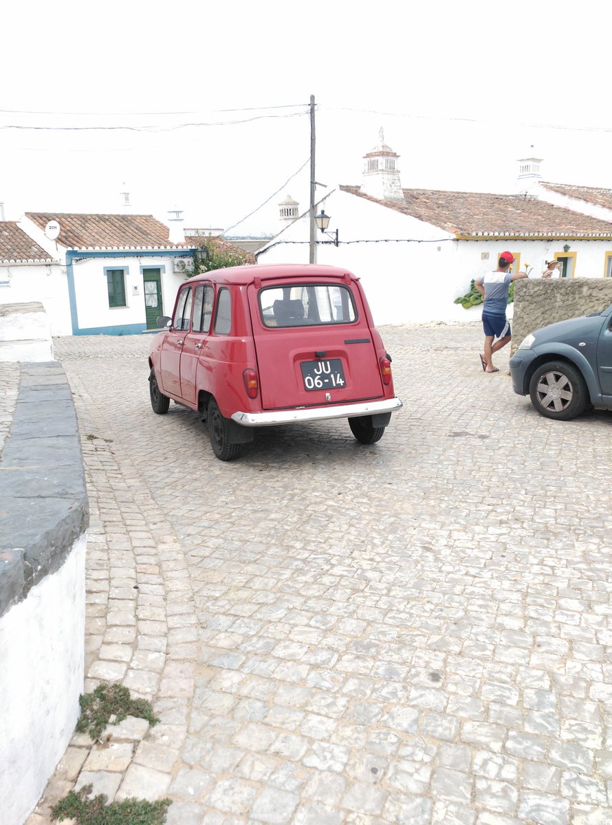 emlatab's tweet photo. Dando una vuelta por un pueblecito del #Algarve me he encontrado este bonito @PrensaRENAULT 4L en muy buen estado. https://t.co/kdVv8RAiAJ