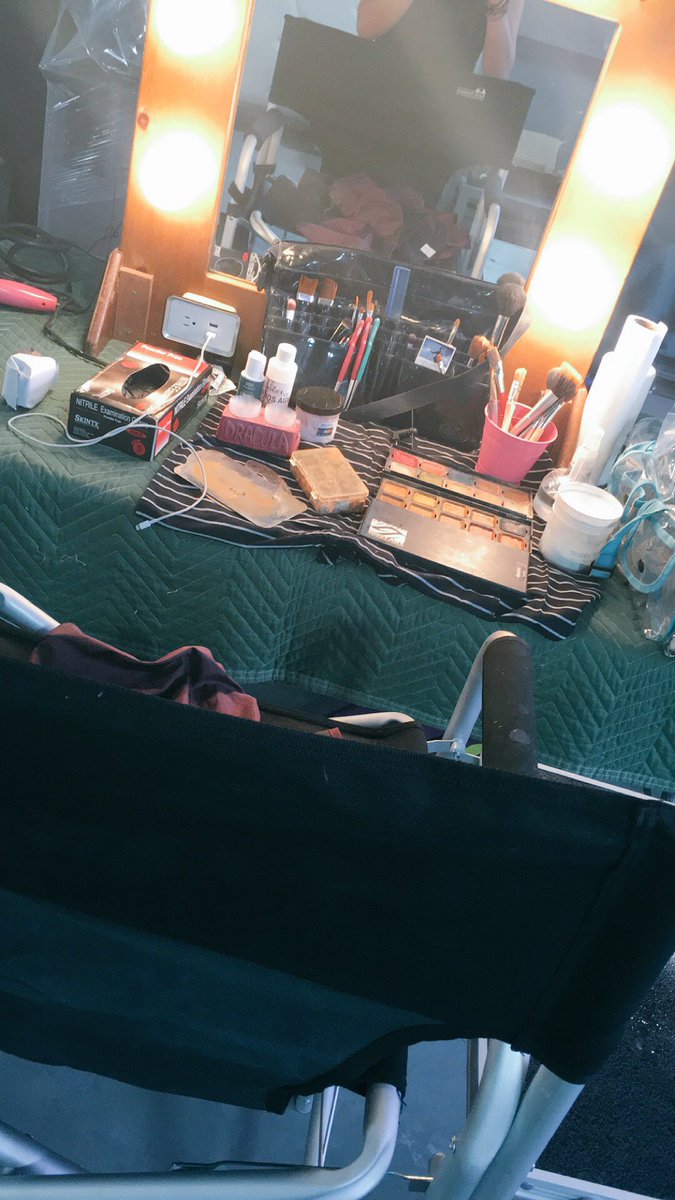 KeaghlanAshley's tweet photo. Today's setup. #onset #makeupartist #setlife #doingwerk #dailymakeup https://t.co/n9lPGzbCWc