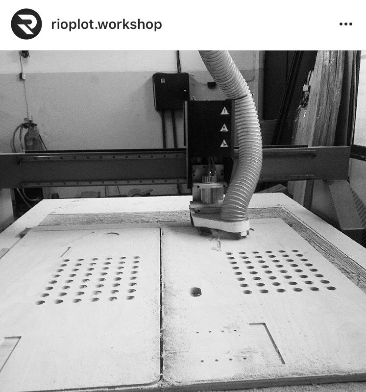 rioplot's tweet photo. Cortando tapas de las mesas multimedia para Berraco Muebles #muebles #oficina #multimedia #mac https://t.co/PCeAKenR54