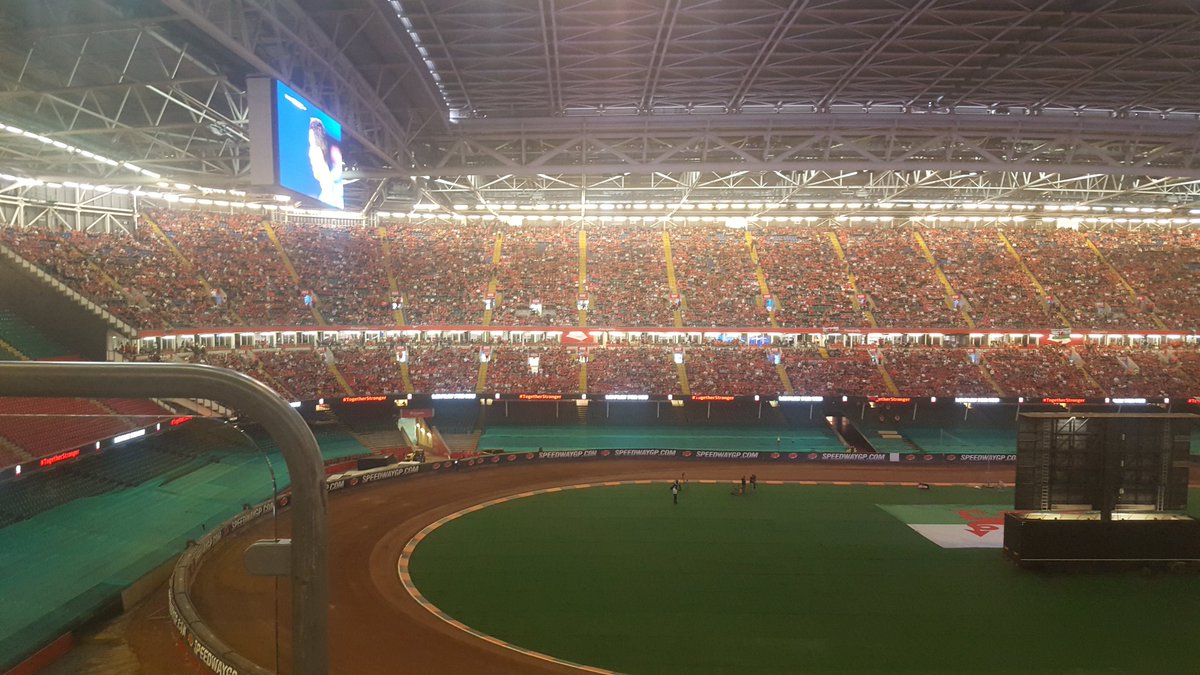 icehubbs's tweet photo. Full right on kick off and great atmosphere. .done a lot of walking around today @fullkitwalkers .#sphere2016 https://t.co/DZOI9uOD9d