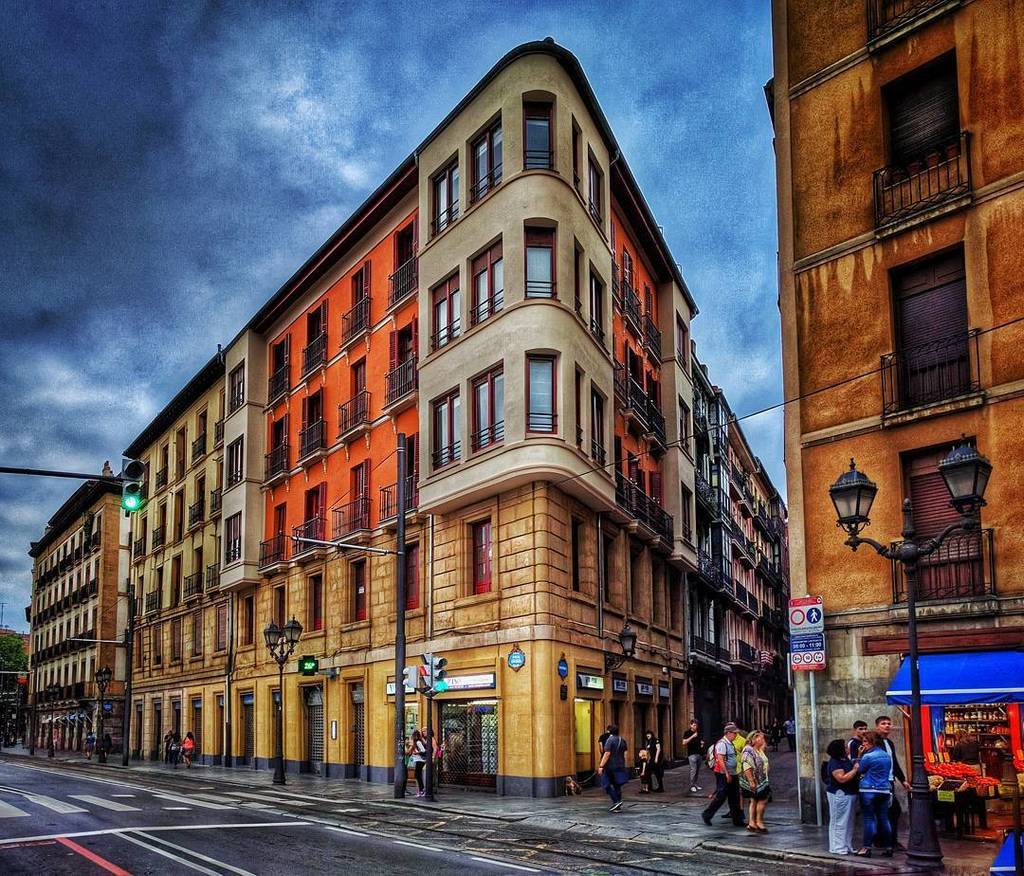 Paigar's tweet photo. Esquinas renovadas #Bilbao #cascoviejo #BilbaoEnImagenes https://t.co/N6jNGISx9X