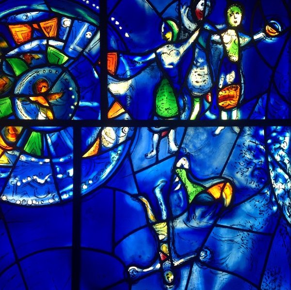 Happy birthday to Marc Chagall. His America Windows are mesmerizing at any distance. 

©ARS bit.ly/29P8kNG