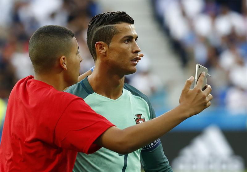 plessbol's tweet photo. RT @101greatgoals: Cristiano Ronaldo brilliantly deals with a pitch invader before #PORWAL https://t.co/sqmyd6pBEV