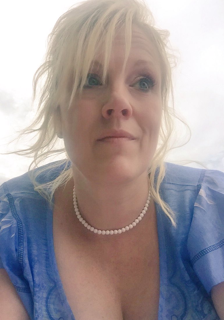 ithacalashdiva's tweet photo. #blue #lookingup https://t.co/x5botNwTiA