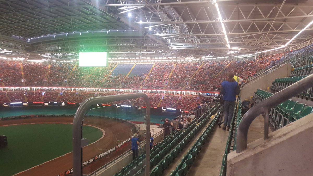 icehubbs's tweet photo. Full right on kick off and great atmosphere. .done a lot of walking around today @fullkitwalkers .#sphere2016 https://t.co/DZOI9uOD9d