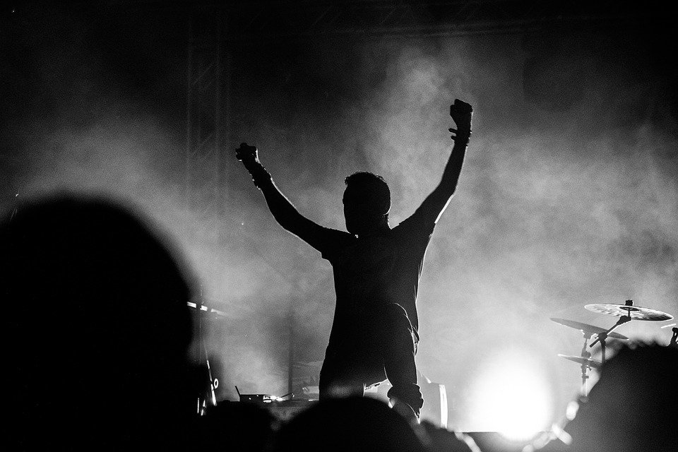 ravenscryband's tweet photo. QUESTION TIME
What’s your favorite singer of all time?
#Ravenscry #iLiveAlive #TAOO https://t.co/TNKDnVh0vN