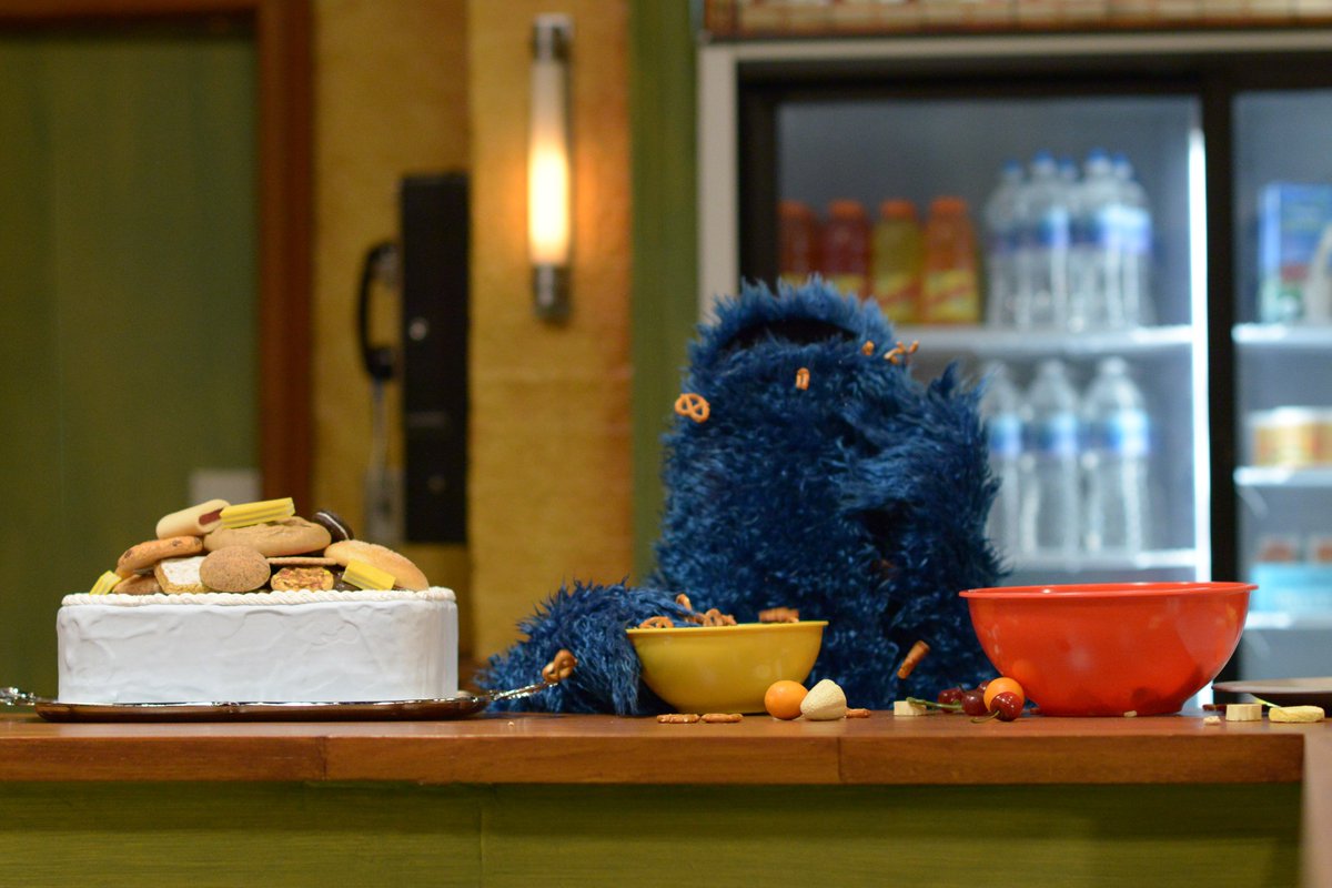MeCookieMonster's tweet photo. Even when cookie your favorite food, it no hurt to try other snacks! (Me speak from experience.) #WednesdayWisdom https://t.co/xvvAe1QGrC