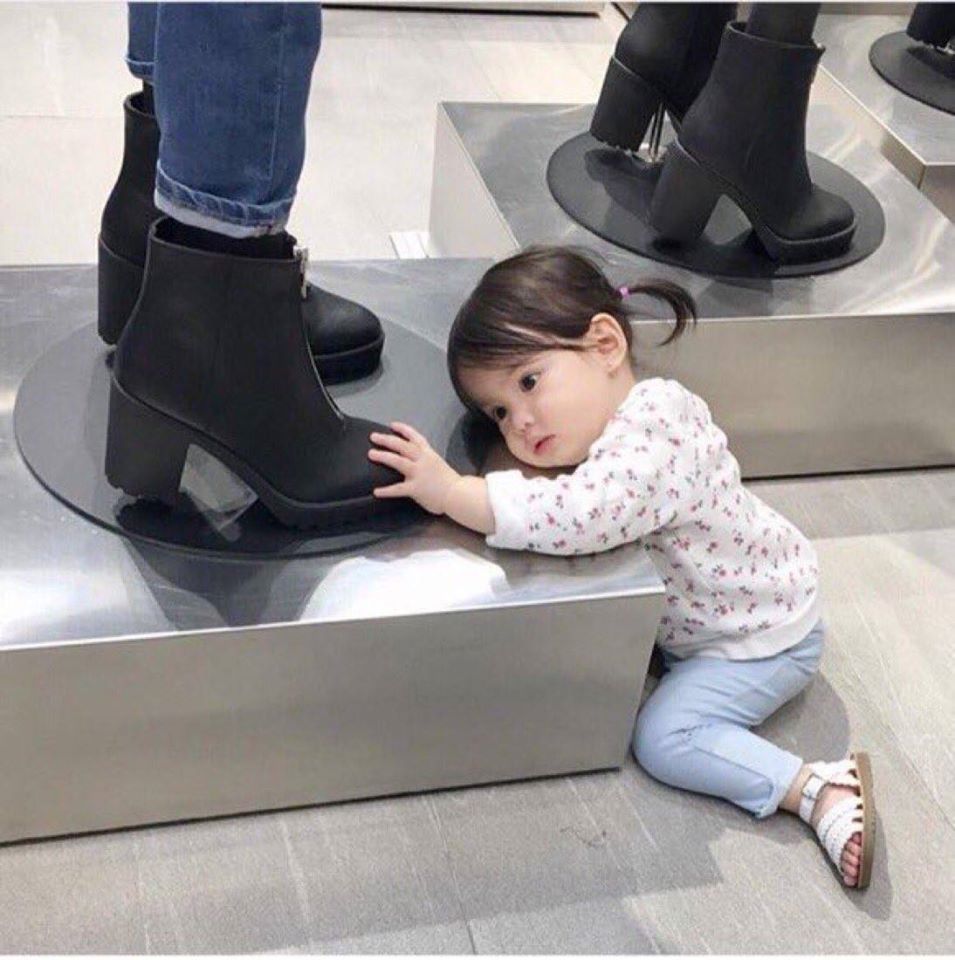 GossipRoomOff's tweet photo. Moi devant LES chaussures de mes rêves mais qu'elles sont trop chères 😩👠👟  : https://t.co/OPIrDN9SyG