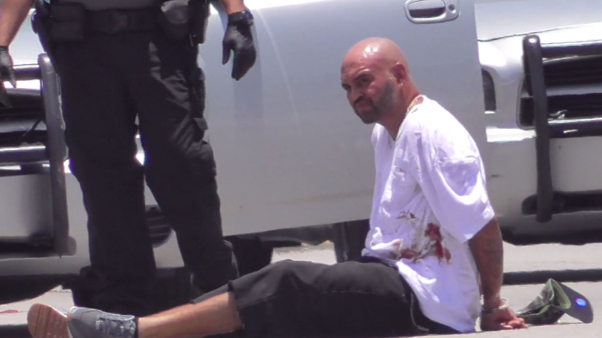 JRodzMIA's tweet photo. #Hialeah officers shoot suspects during undercover operation that leads to car chase @Telemundo51 @lisettmarit51 https://t.co/Khz3gy6RKb