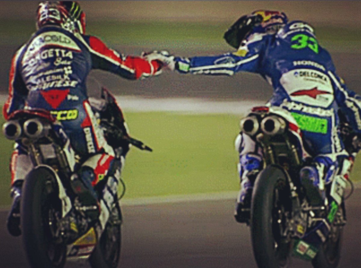 #LeBelleFoto questa sera GP del Qatar,la stretta di mano a fine gara tra Enea e Niccolò!  #EmozionidaMotomondiale
