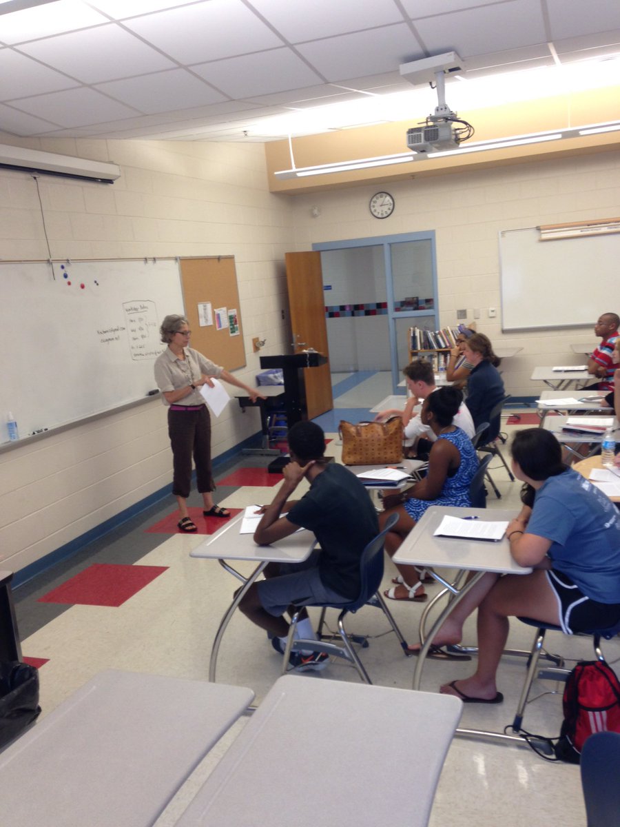 TCWCCC's tweet image. First workshop underway! Essaymom, Karen Schwarz helps motivated seniors surf through the Common App essays.