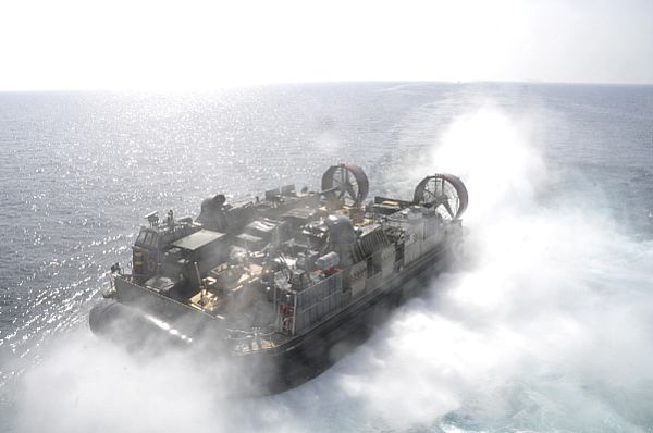 USFleetForces's tweet photo. An LCAC assigned to #ACU5 exits #USSBoxer during amphibious ops in #AtlanticOcean; deployed in @US5thFleet for #OIR https://t.co/nJ7piiCvo6