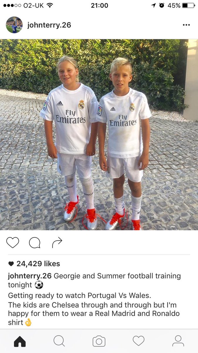 TweetingChop's tweet photo. John Terry is happy for his kids to wear Ronaldo shirts.
#JTKnows #FuckOffWales https://t.co/cAo8QoKyL1