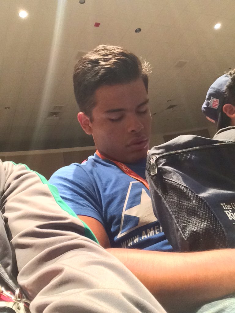 NotCarlitos07's tweet photo. #utrgvorientation got us like https://t.co/qhPkS96sGe