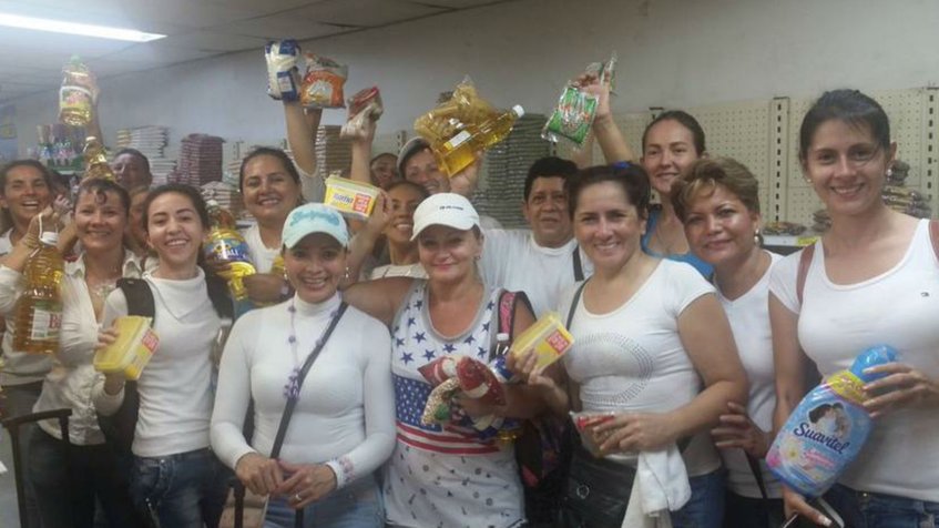 globovision's tweet photo. #LoMásRT Unas 500 venezolanas cruzan la frontera de Cúcuta para comprar alimentos https://t.co/UBRAWBNKp2 https://t.co/U5pNlsd4FE