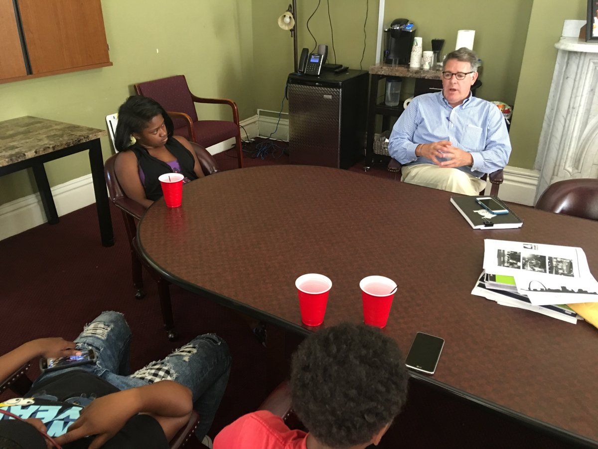 urbanfutureSTL's tweet photo. Ricky Nix, @butlerspantry1, came to speak to our students about the food service and restaurant industries! https://t.co/5MwC5q1Pqy