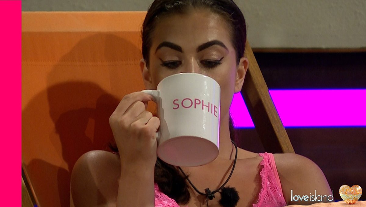 Katie got mugged off on #LoveIsland and all she got was... Sophie's mug. #LoveIsland 🌴