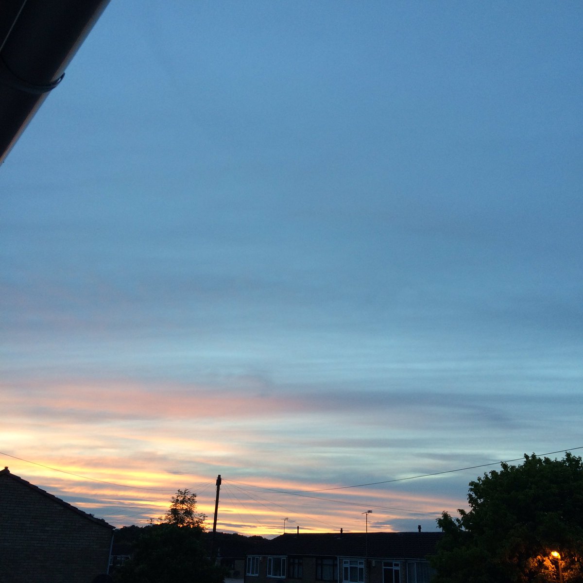 Icdsoundsystem's tweet photo. the sky is stripy https://t.co/zp2OjAeMzb