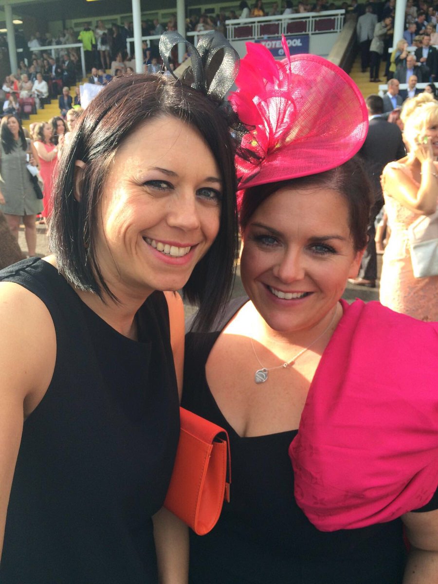 MelMurphxx's tweet photo. @HAYDOCKRACES @JessGlynne @TheJockeyClub #fishfingerbutties #partybus @LancashireLimos #aceday https://t.co/m7FRdeT1Xi