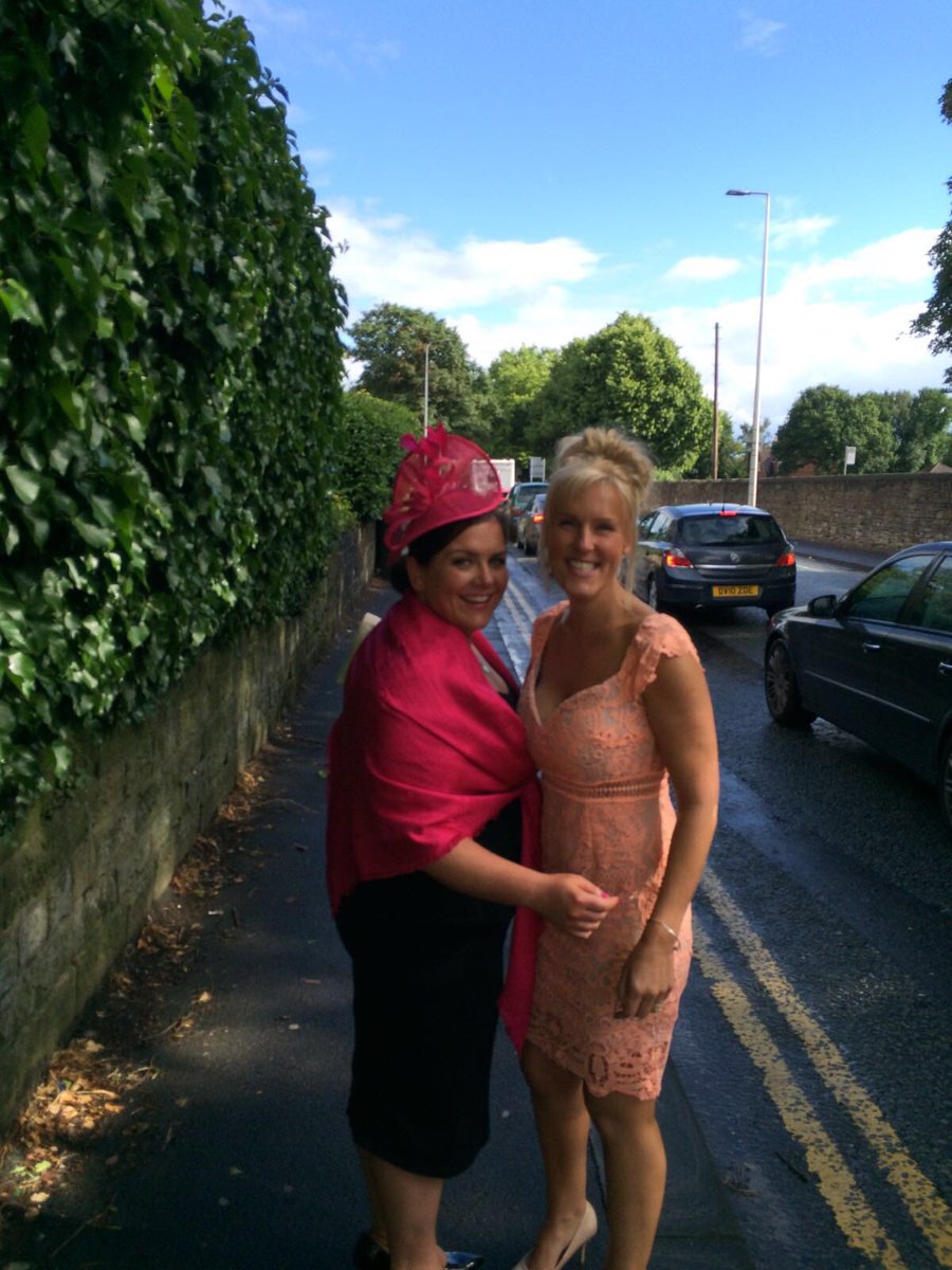 MelMurphxx's tweet photo. @HAYDOCKRACES @JessGlynne @TheJockeyClub #fishfingerbutties #partybus @LancashireLimos #aceday https://t.co/m7FRdeT1Xi