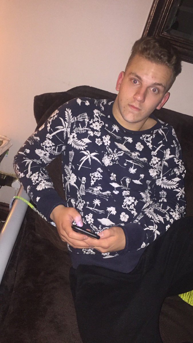 AaronFry_'s tweet photo. So Kyle just accidentally sent me this😂😭 before he denies it, here's a picture of him in the exact same jumper😂😂😭😭 https://t.co/dhoH2x2LyF