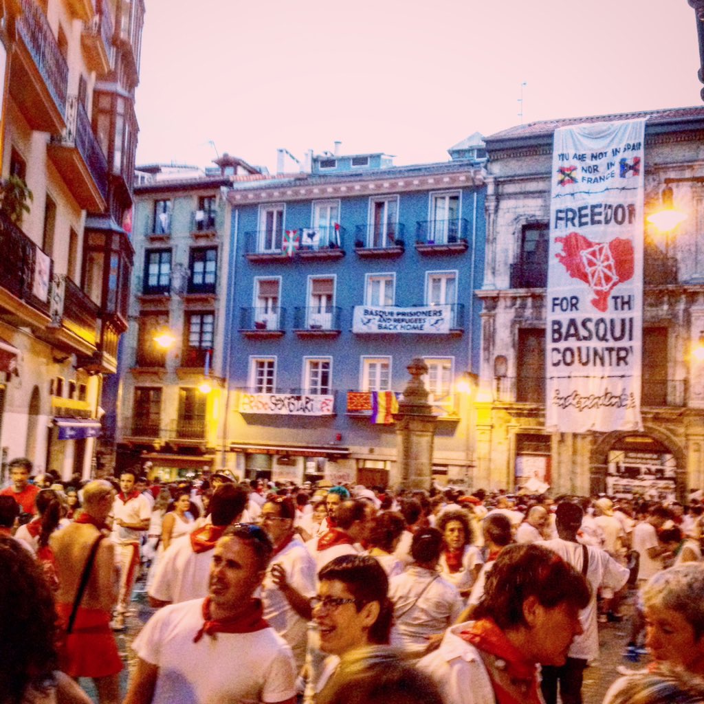Guille_M_Y's tweet photo. En #pamplona #iruña #sanfermines2016 con @elsombrerodelabuelo  #ontheroad #fiestas #party https://t.co/Z9Ag0HuXFJ