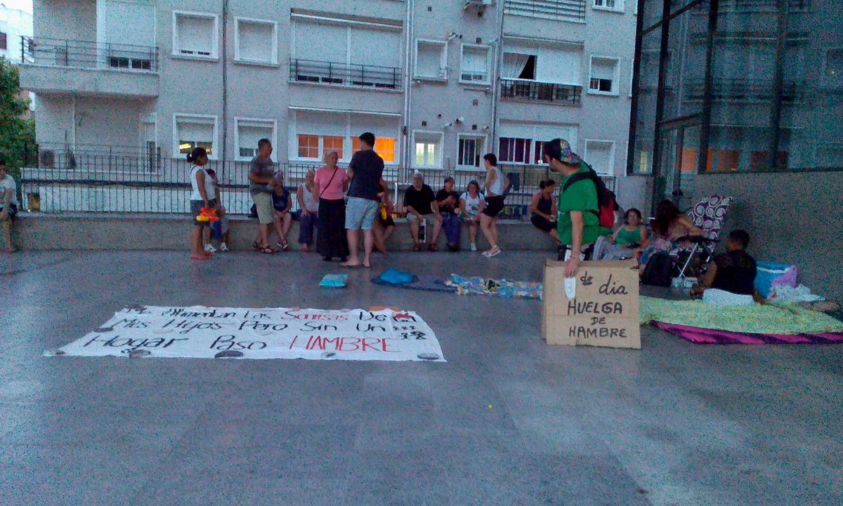pah_alcorcon's tweet photo. Pese tormenta y lluvia seguimos en lucha. No tenemos 3chalets ni los 92 000E del alcalde #alcorcon pero si DIGNIDAD https://t.co/sLzCANbwzR