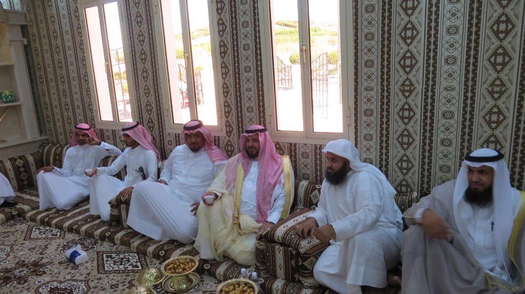al_mhd1's tweet photo. 🔴محافظ #مهد_الذهب أ. شاهر العوفي يزور ديوان الشيخ #نايف_بن_عدهان رحمه الله ويقدم التهاني لأبنائه بـ #عيد_الفطر https://t.co/iFsvDiwDrQ