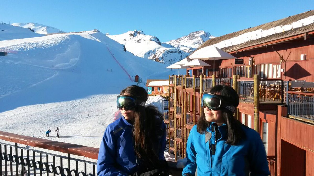 CHILETOURISM_LA's tweet photo. Bello día para disfrutar la nieve en @Valle_Nevado Prensa boliviana disfrutó la jornada con una gran clase de esquí https://t.co/6OdMELkigS