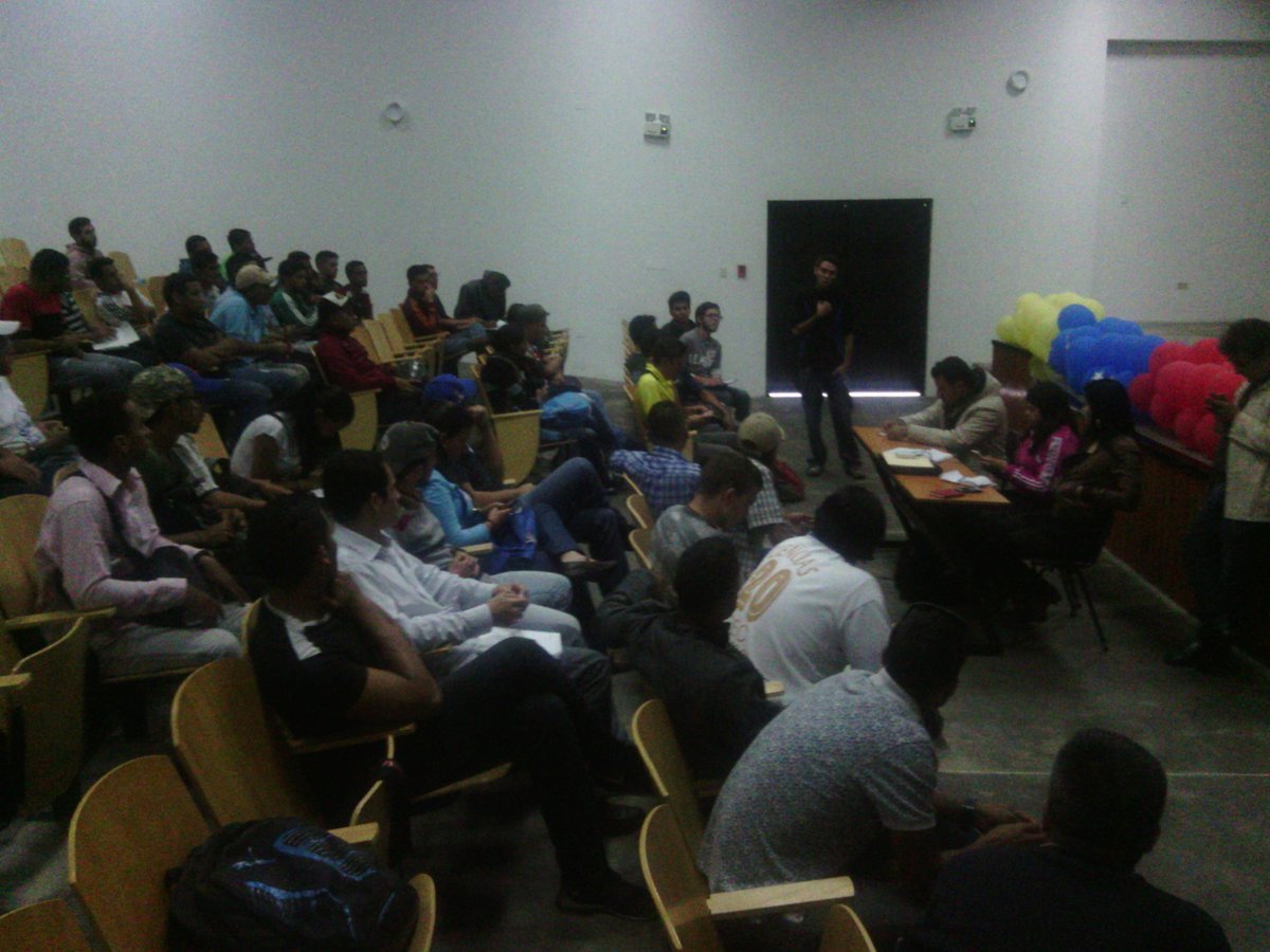 musecULA's tweet photo. Nuestro representante estudiantil @LuisaoRivas interviniendo en la búsqueda de solución al problema del comedor ULA https://t.co/Z6el3P9Twb