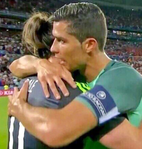 Hafez_AlMedlej's tweet photo. الهداف التاريخي للريال
هداف التاريخي للبرتغال
لهداف التاريخي لدوري الابطال
الهداف التاريخي لليورو
لاعب وإنسان خارق https://t.co/zwHJeqVCJg