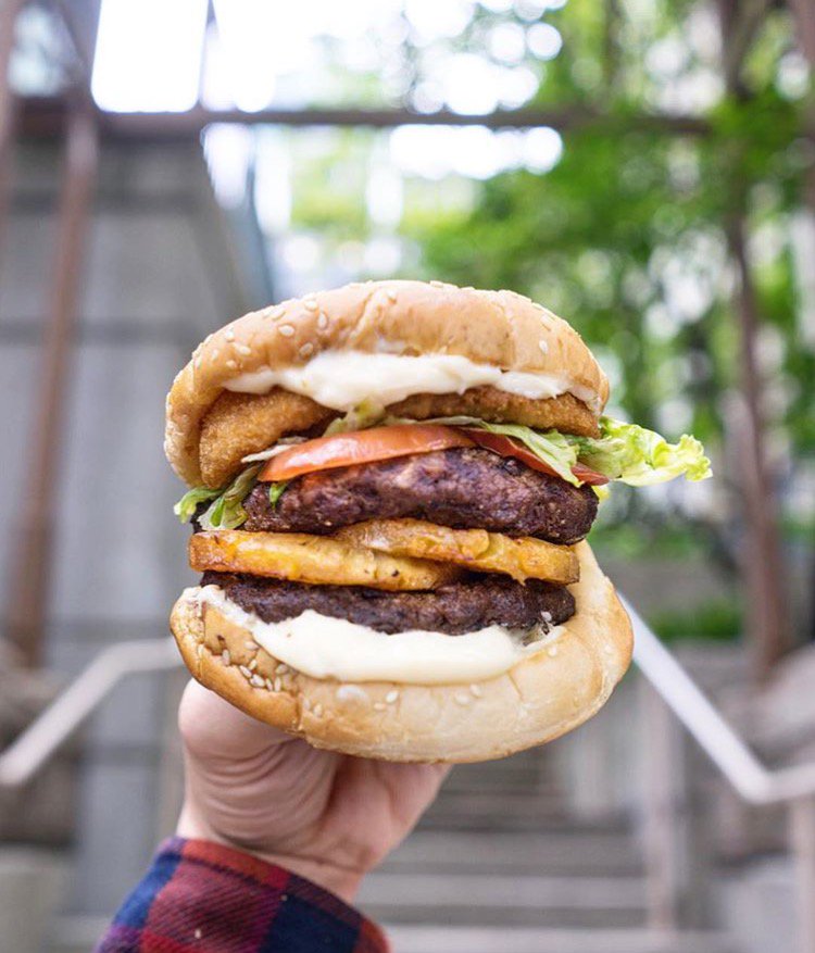 food_intheair's tweet image. Put a ring on it! Use bit.ly/24LaPKa to find more from @hellmanns! #BurgerRouteContestCA #ad